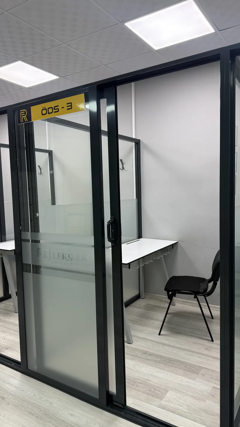 Cam bölmeli birebir ders odası (ÖDS)