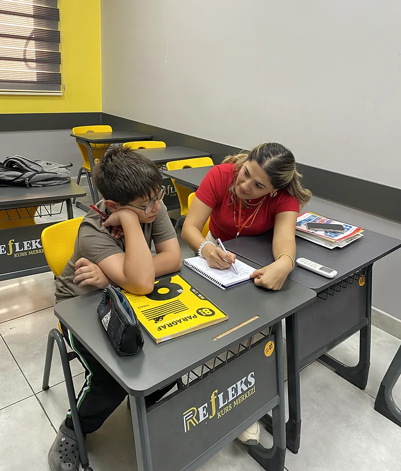 Öğretmenimiz bir öğrencisiyle Türkçe paragraf çalışırken