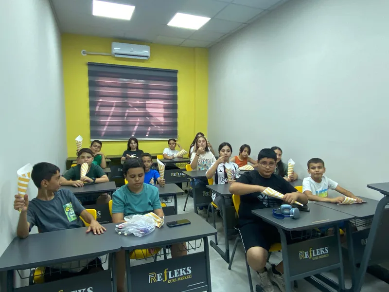 Sınıfta ikram ve kutlama anı