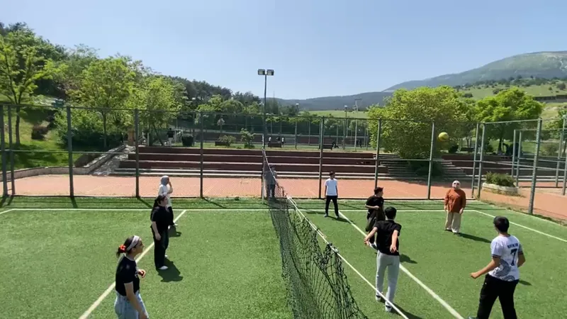 Öğrencilerimiz parkta voleybol oynarken