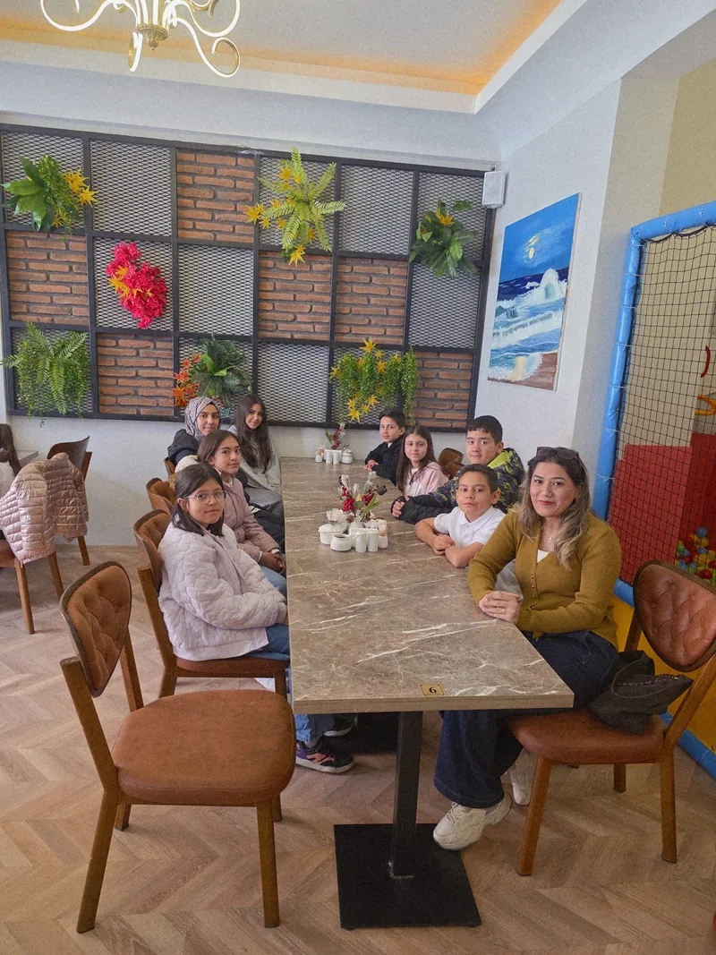 Ödül yemeğinde öğrencilerimiz ve öğretmenimiz