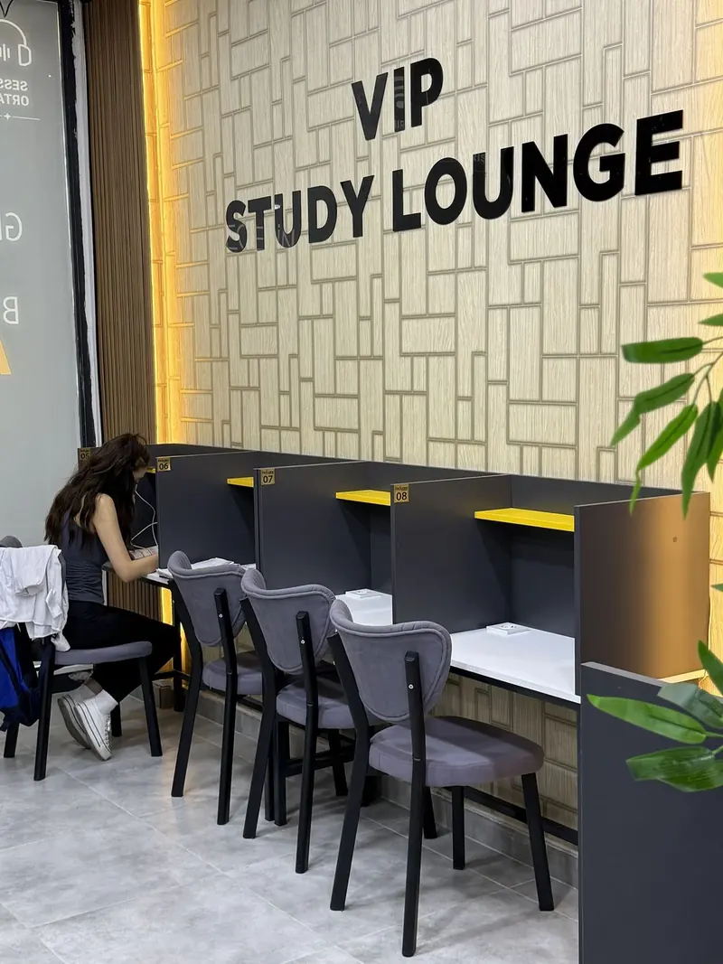VIP Study Lounge yazılı duvarın önündeki VIP çalışma alanları
