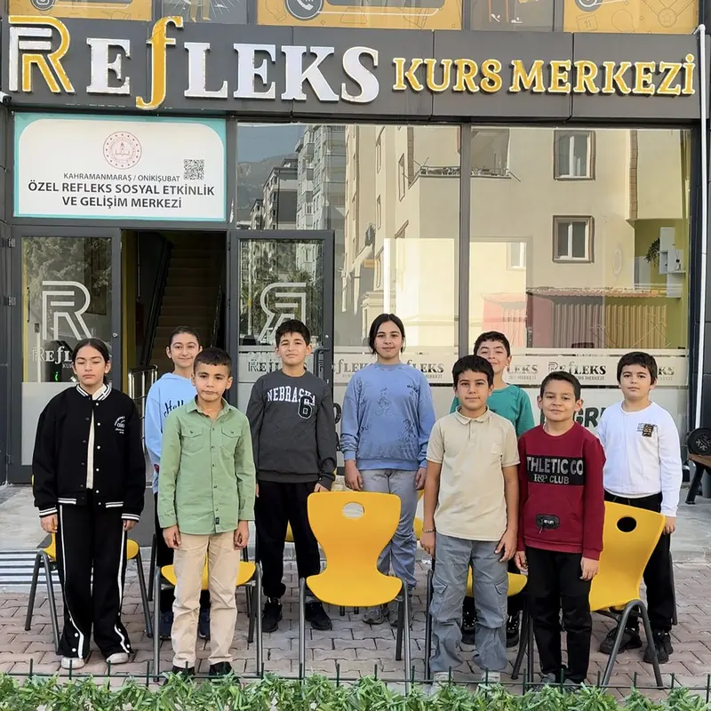 Refleks Kurs Merkezi öğrencileri kurum binasının önünde