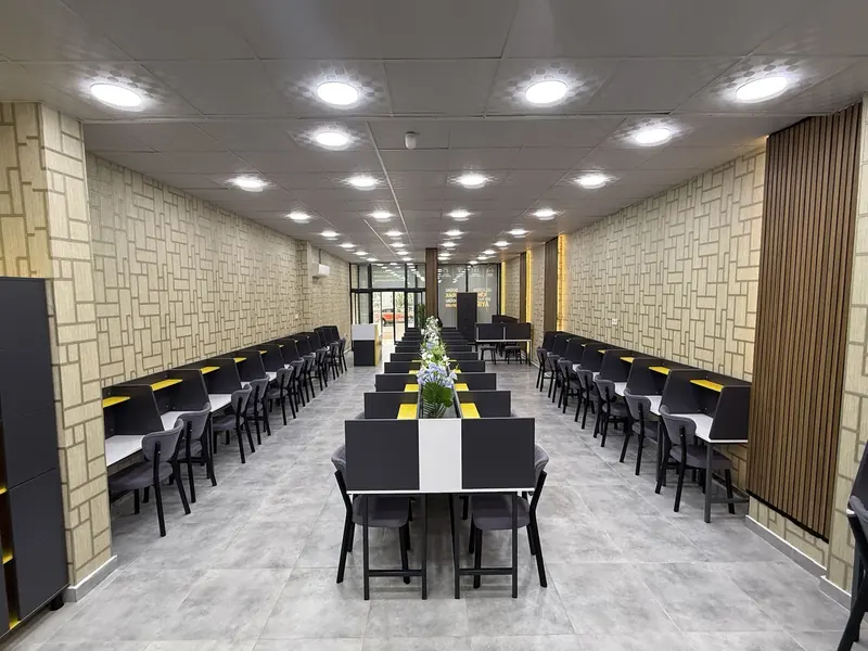 Refleks Kütüphane’nin sıra sıra çalışma masalarıyla geniş salonu