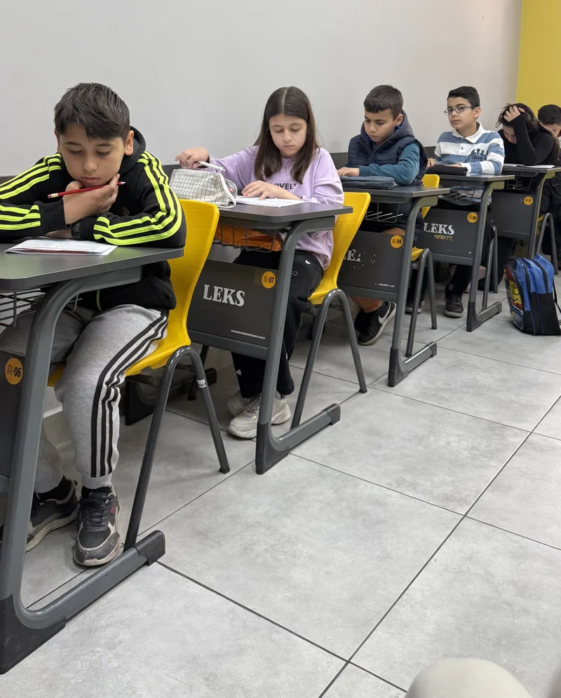En fazla 10 kişilik VIP sınıfta soru çözen öğrenciler